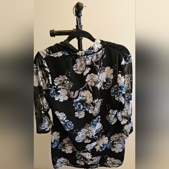 Ricki's Size Large Black/White/Blue Top that ties back! - Picture 4 of 4